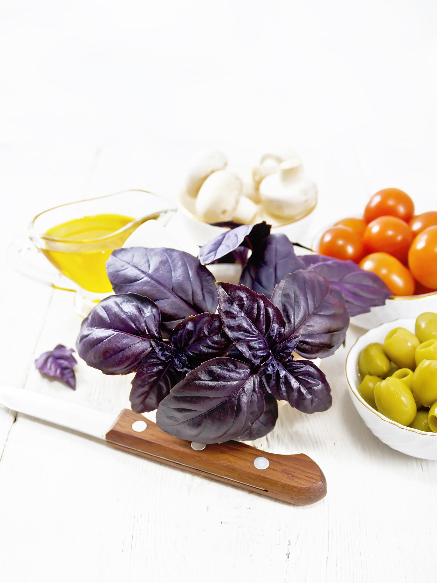 Dettaglio di ingredienti locali sul tavolo