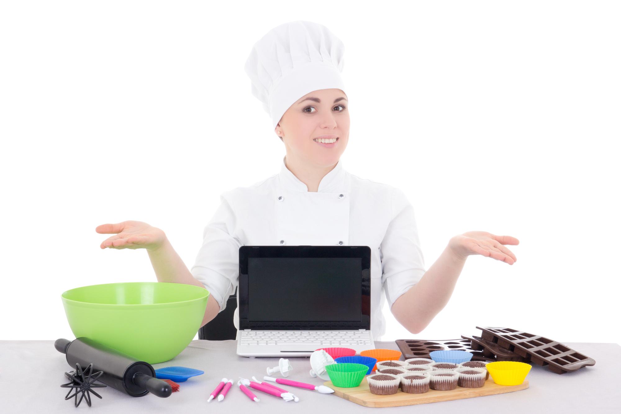 Chef che insegna tecniche di cottura alla padella
